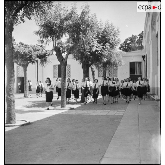 Moment de détente pour les élèves stagiaires de l'école des transmissions des personnels féminins de l'armée de l'Air à Dellys.