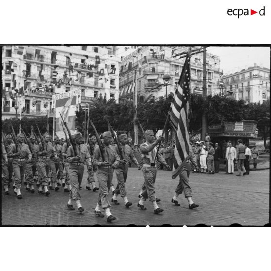 Défilé d'un détachement de l'armée de terre des Etats-Unis lors du 14 juillet 1943 à Alger.