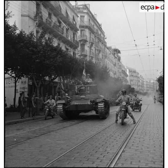 Défilé du porte-étendard du 5e RCA (régiment de chasseurs d'Afrique) sur un char Valentine lors du 14 juillet 1943.