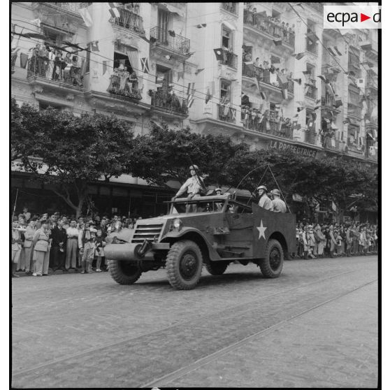 Défilé d'un scout car M3A1 du 7e RCA (régiment de chasseurs d'Afrique) lors du 14 juillet 1943 à Alger.