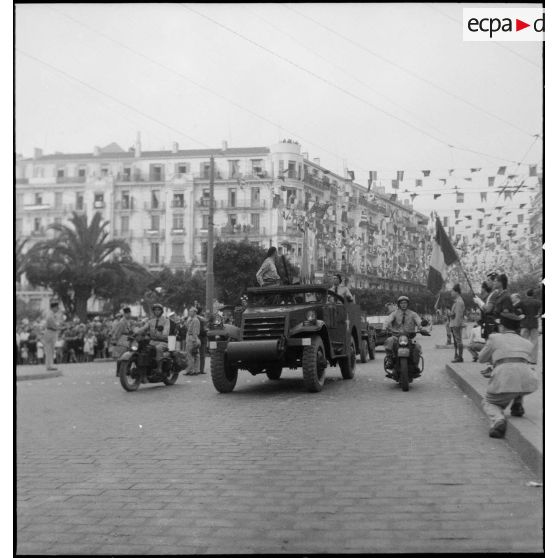 Défilé d'un scout car M3A1 du 7e RCA (régiment de chasseurs d'Afrique) lors du 14 juillet 1943 à Alger.