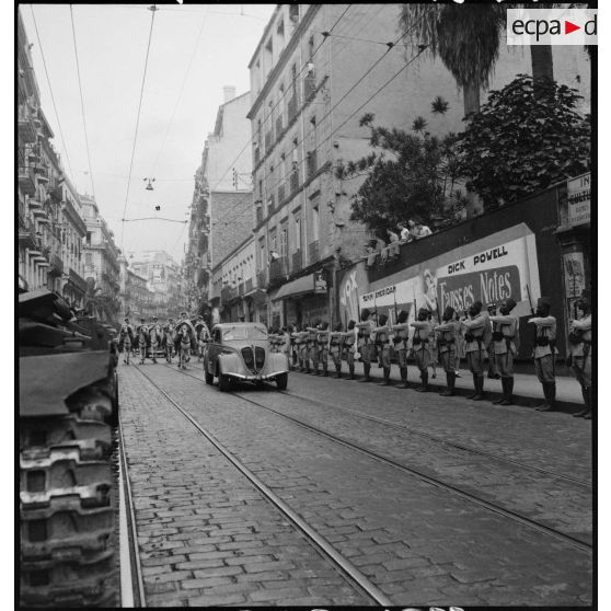 Arrivée des autorités sur les lieux du défilé du 14 juillet 1943 à Alger.