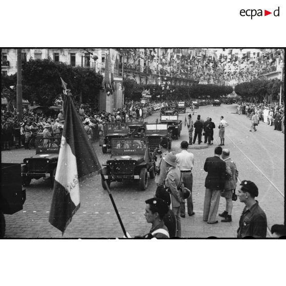 Défilé de jeeps Ford GPW du 7e RCA (régiment de chasseurs d'Afrique) lors du 14 juillet 1943 à Alger.