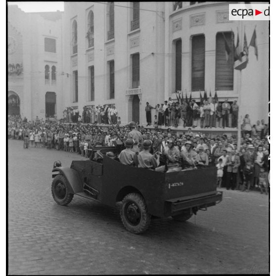 Défilé d'un scout car M3A1 du 7e RCA (régiment de chasseurs d'Afrique) lors du 14 juillet 1943 à Alger.