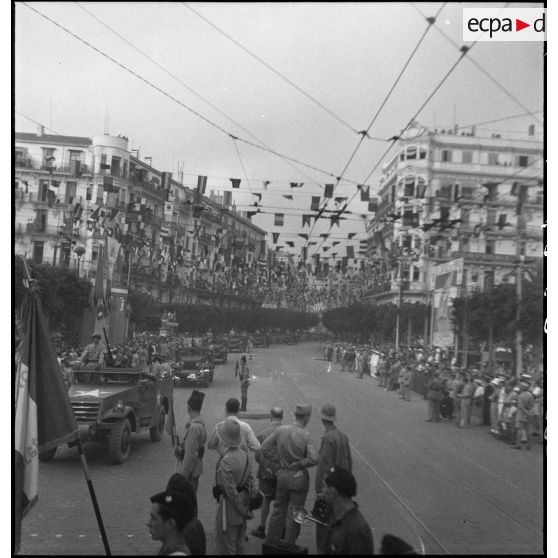 Défilé d'une colonne de scouts cars M3A1 du 7e RCA (régiment de chasseurs d'Afrique) lors du 14 juillet 1943 à Alger.