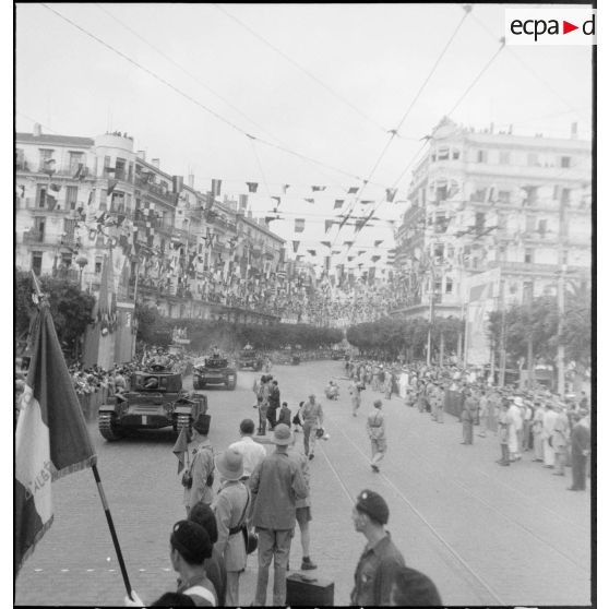 Défilé d'une colonne de chars Valentine du 5e RCA (régiment de chasseurs d'Afrique) de la division de marche d'Alger lors du 14 juillet 1943.