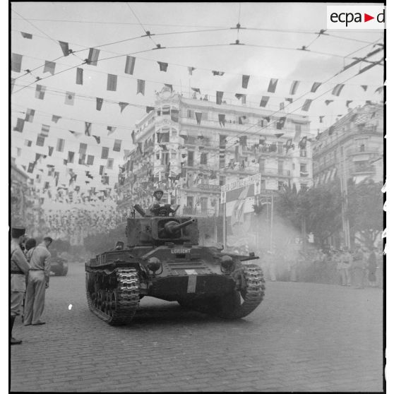 Défilé du char Valentine baptisé Lorient du 5e RCA (régiment de chasseurs d'Afrique) lors du 14 juillet 1943.