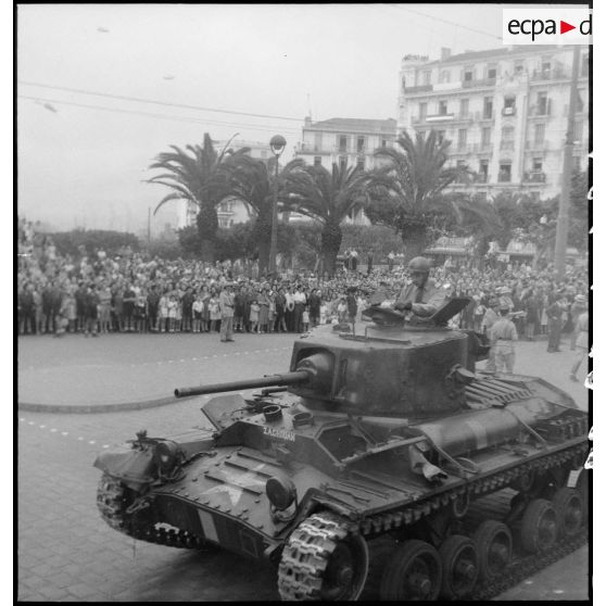 Défilé du char Valentine baptisé Zaghouan du 5e RCA (régiment de chasseurs d'Afrique) lors du 14 juillet 1943.