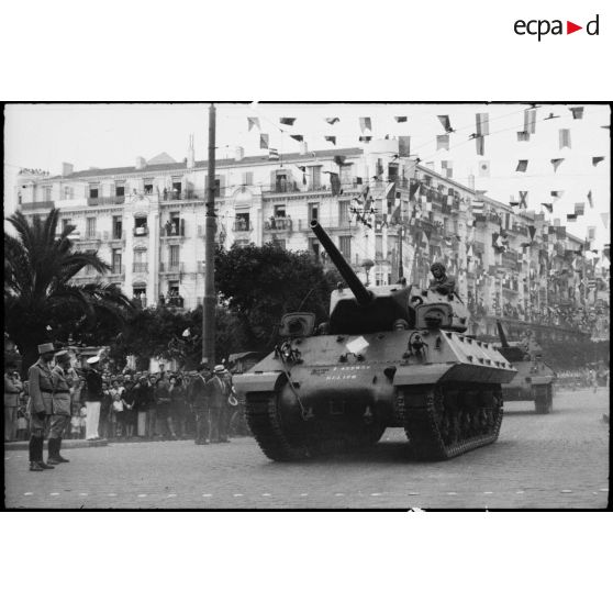 Défilé de chasseurs de chars TD (tanks destroyers) M10 du 7e RCA (régiment de chasseurs d'Afrique) lors du 14 juillet 1943 à Alger.