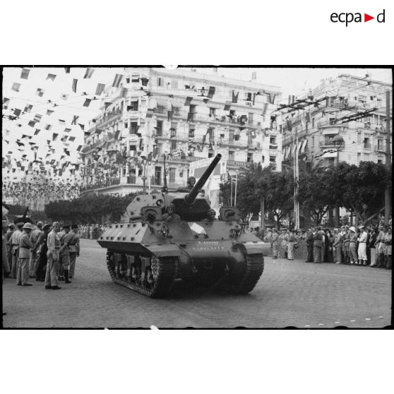 Défilé de chasseurs de chars TD (tanks destroyers) M10 du 7e RCA (régiment de chasseurs d'Afrique) lors du 14 juillet 1943 à Alger.