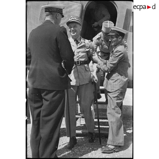 Arrivée sur l'aérodrome d'El-Aouina de Tunis du général de division Charles Mast, résident général de France en Tunisie.