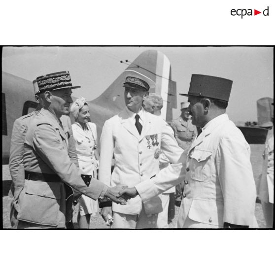 A son arrivée sur l'aérodrome d'El-Aouina de Tunis, le général de division Charles Mast, résident général de France en Tunisie, se fait présenter le général de division Paul Bergeron par monsieur Lafont.