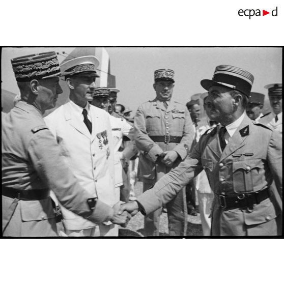 A son arrivée sur l'aérodrome d'El-Aouina de Tunis, le général de division Charles Mast, résident général de France en Tunisie, se fait présenter un commandant par monsieur Lafont.