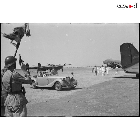 Le général de division Charles Mast, résident général de France en Tunisie, quitte l'aérodrome d'El-Aouina de Tunis en compagnie de monsieur Lafont.