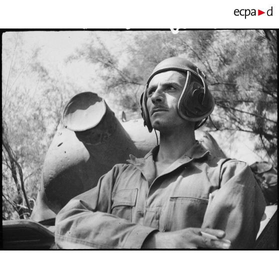 Portrait d'un officier mécanicien sur un obusier de 75 mm M8 au cours d'une manoeuvre du CEF (corps expéditionnaire français).