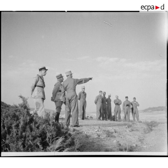 Le colonel Auguste-Léon Bonjour présente une manoeuvre au général de division Joseph de Goislard de Montsabert.