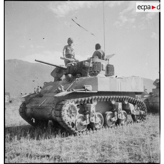 Equipage d'un char léger Stuart M5A1 du 3e RSAR (régiment de spahis algériens de reconnaissance) de la 3e DIA (division d'infanterie algérienne) qui participe à un entraînement du CEF (corps expéditionnaire français) dans la région de Batna.