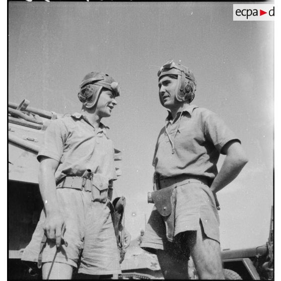 Portrait de groupe de spahis d'un équipage de char léger Stuart M5A1 du 3e RSAR (régiment de spahis algériens de reconnaissance) de la 3e DIA (division d'infanterie algérienne) qui participent à un entraînement du CEF (corps expéditionnaire français) dans la région de Batna.