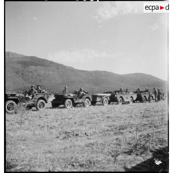 Colonne de véhicules de la 3e DIA lors d'une manoeuvre dans la région de Batna.