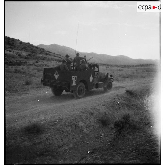 Scout-car M3A1 du 3e RSAR en patrouille de reconnaissance lors d'une manoeuvre dans la région de Batna.