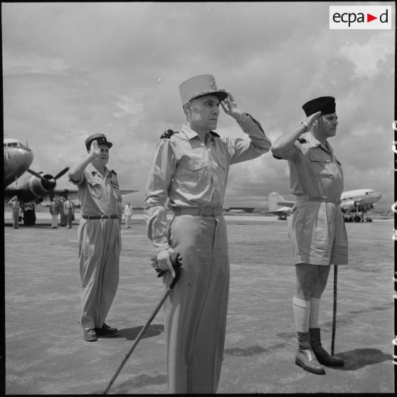 Le général Ely (au centre), commissaire général de France et commandant en chef en Indochine, et le général Cogny, commandant en chef des FTNV (forces terrestres du Nord-Vietnam), saluent le drapeau du 2e RTM (régiment des tirailleurs marocains).