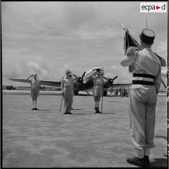 Le général Ely (au centre), commissaire général de France et commandant en chef en Indochine, et le général Cogny, commandant en chef des FTNV (forces terrestres du Nord-Vietnam), saluent le drapeau du 2e RTM (régiment des tirailleurs marocains).