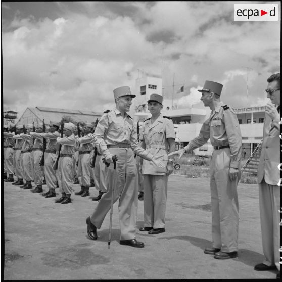 Le général Ely, commissaire général de France et commandant en chef en Indochine, serre la main d'un général venu l'accueillir à son arrivée à Hanoï.