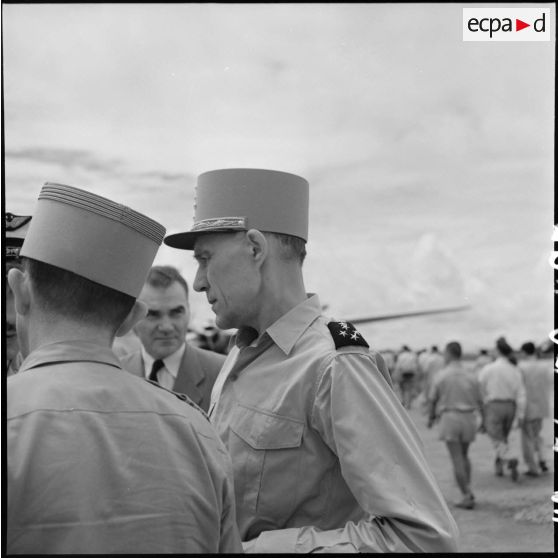 Le général Ely, commissaire général de France et commandant en chef en Indochine, à son arrivée à Hanoï.