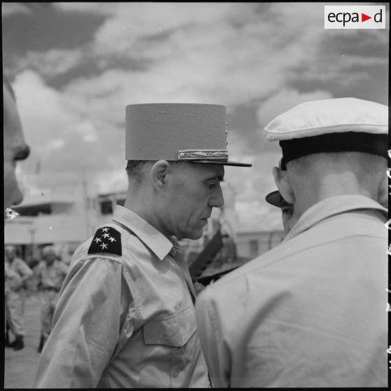 Le général Ely, commissaire général de France et commandant en chef en Indochine, à son arrivée à Hanoï.