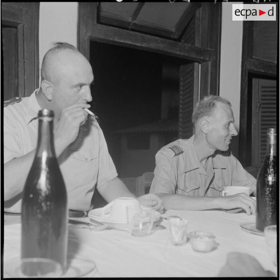 Portrait de deux anciens combattants de la bataille de Diên Biên Phu au cours d'un repas.