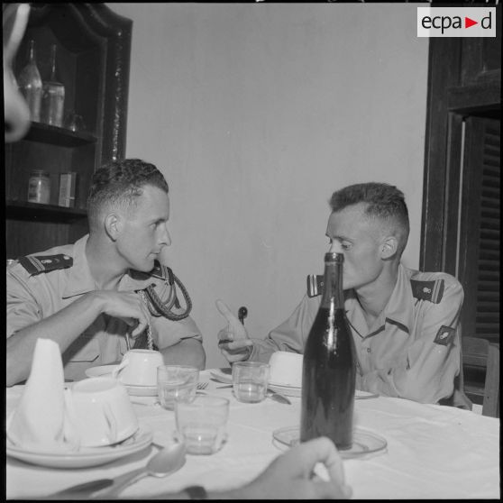 Portrait de deux légionnaires, anciens combattants de la bataille de Diên Biên Phu, au cours d'un repas.