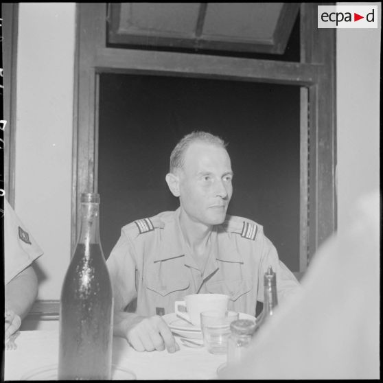 Portrait d'un officier supérieur au cours d'un repas d'anciens combattants de la bataille de Diên Biên Phu.