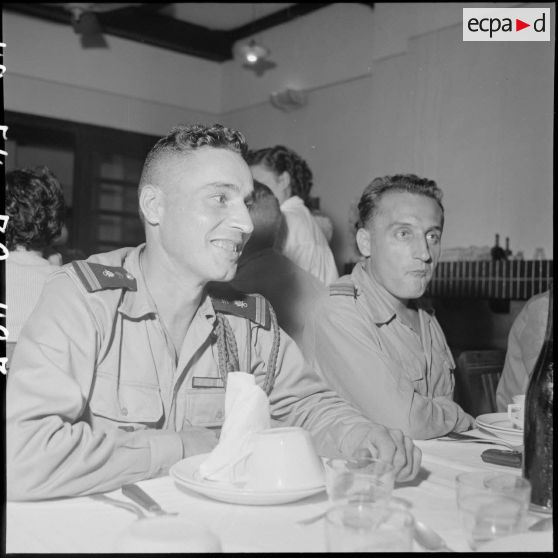 Portrait d'un légionnaire et d'un officier au cours d'un repas d'anciens combattants de la bataille de Diên Biên Phu.