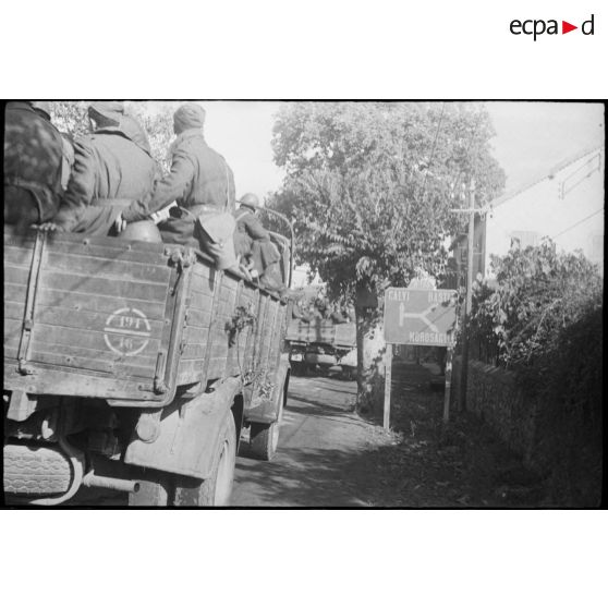 Des camions de l'armée italienne circulent sur la nationale 193 dans les environs de Ponte-Leccia.