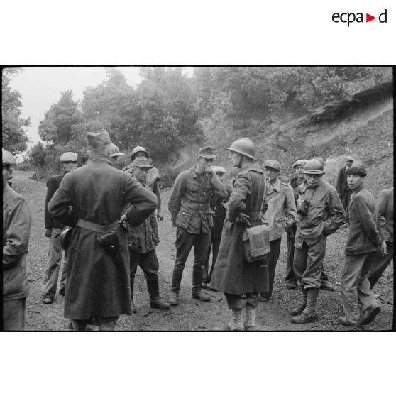 Un officier de renseignement interroge des soldats allemands prisonniers dans les environs du col de San Stefano.