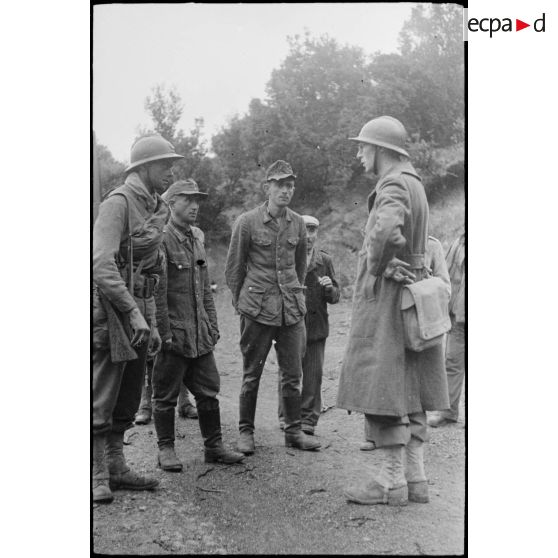 Un officier de renseignement interroge des soldats allemands faits prisonniers par la 1re compagnie du I/1er régiment de tirailleurs marocainns (RTM)  dans les environs du col de San Stefano.