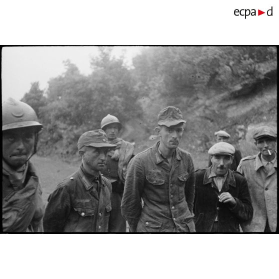 Des soldats allemands faits prisonniers par des hommes du 1er régiment de tirailleurs marocains (RTM) sont entourés de tirailleurs et de résistants corses.