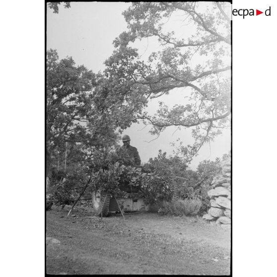 Un servant et un canon de 37 mm antichar M3 du 1er RTM (régiment de tirailleurs marocains) camouflé, sont en position sur une route près du col de San Stefano.