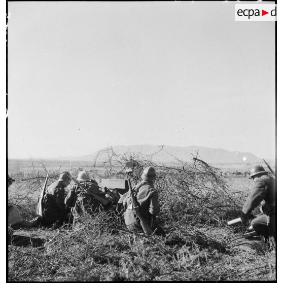 Servants d'un canon antichar américain de 37 mm.