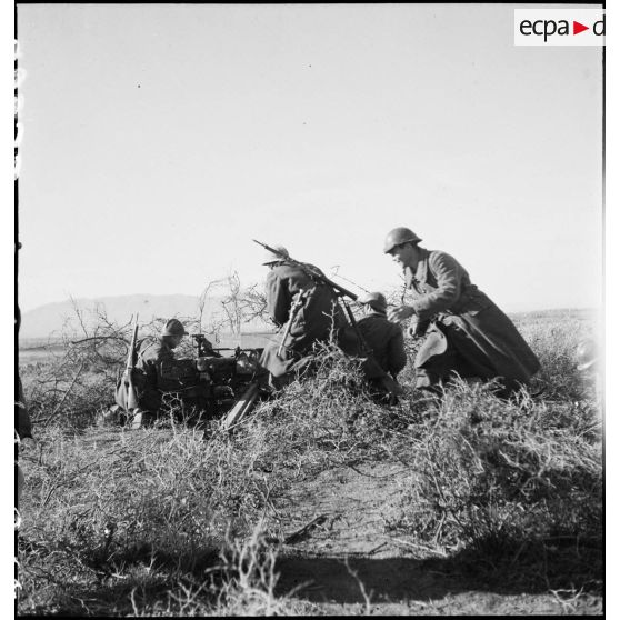 Mise en batterie d'un canon antichar américain de 37 mm.