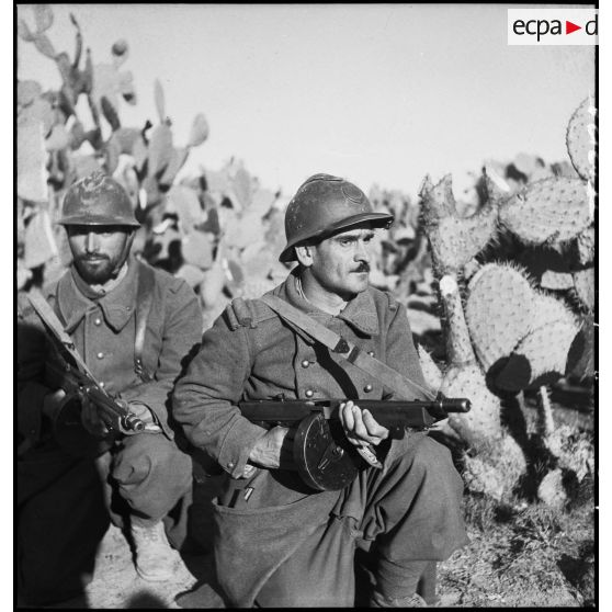 Tirailleurs du 9e RTA (régiment de tirailleurs algériens) de la DMC (Division de marche de Constantine) armés de pistolets-mitrailleurs Thompson M1 avec chargeur circulaire, postés au milieu de cactus.