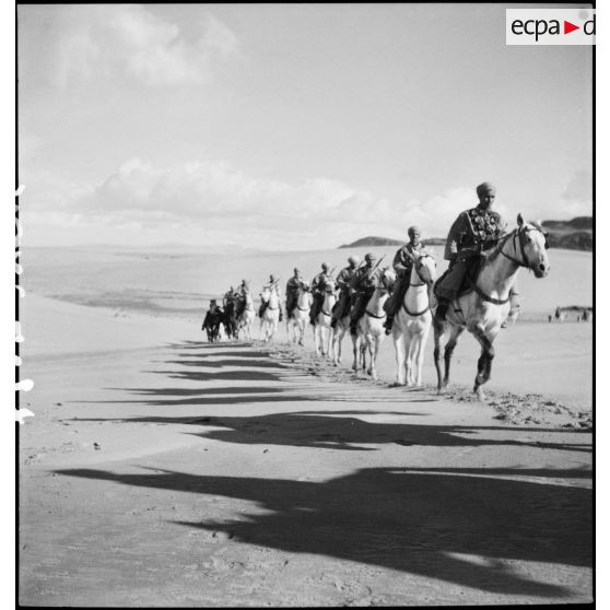 Patrouille à cheval d'une unité de spahis dans le désert tunisien.