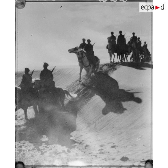 Patrouille à cheval d'une unité de spahis dans le désert tunisien.