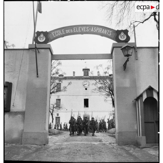 Entrée de l'école des élèves aspirants ou CIEO (Centre d'instruction des élèves officiers) de Cherchell à la caserne Dubourdieu : départ d'un peloton d'élèves pour un exercice.