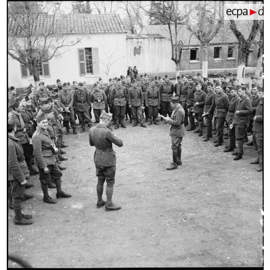 Appel des élèves lors du rassemblement matinal à l'école des élèves aspirants ou CIEO (Centre d'instruction des élèves officiers) de Cherchell à la caserne Dubourdieu.