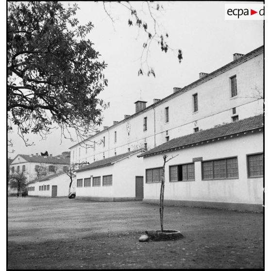 Bâtiment abritant les salles de cours de l'école des élèves aspirants ou CIEO (Centre d'instruction des élèves officiers) de Cherchell à la caserne Dubourdieu.