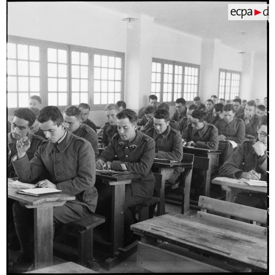 Elèves travaillant dans une salle de cours de l'école des élèves aspirants ou CIEO (Centre d'instruction des élèves officiers) de Cherchell à la caserne Dubourdieu.