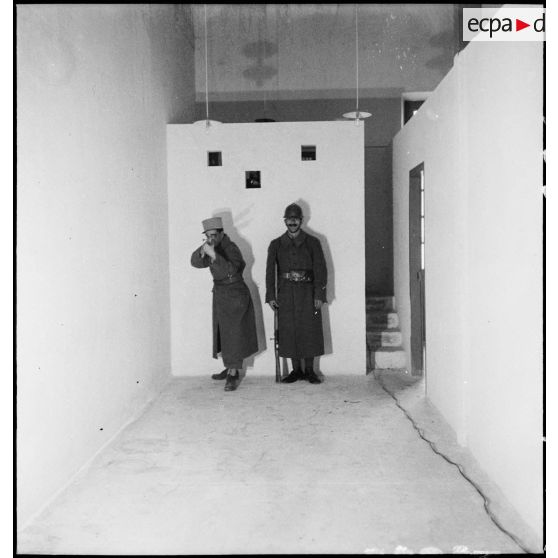 Un élève s'entraîne au ciné-tir à l'école des élèves aspirants ou CIEO (Centre d'instruction des élèves officiers) de Cherchell à la caserne Dubourdieu.