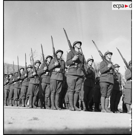 Exercice d'ordre serré pour les élèves de l'école des élèves aspirants ou CIEO (Centre d'instruction des élèves officiers) de Cherchell à la caserne Dubourdieu.