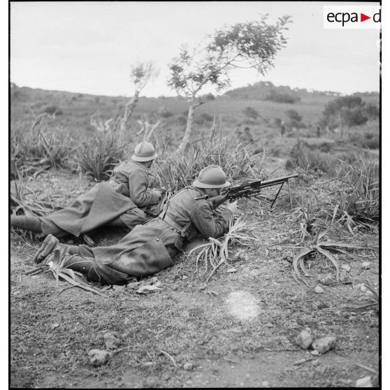 Exercice d'approche avec entraînement au tir avec un fusil-mitrailleur FM M-24/29 pour des élèves de l'école des élèves aspirants ou CIEO (Centre d'instruction des élèves officiers) de Cherchell.